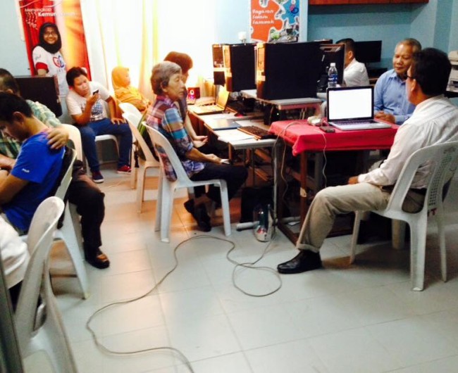 Rahim giving training to Sarawak Society for the Blind