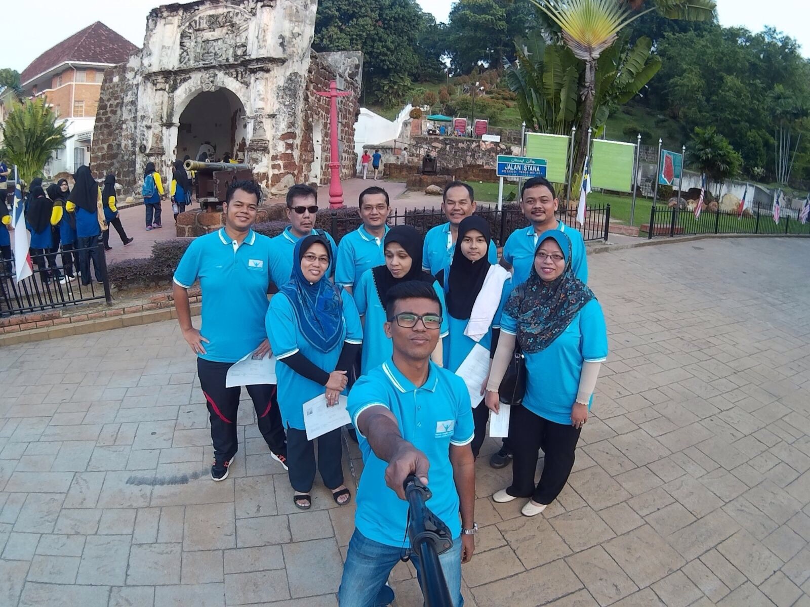 Group selfie with A Famosa as Background